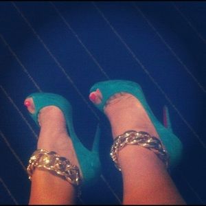 Oversized gold linked anklets